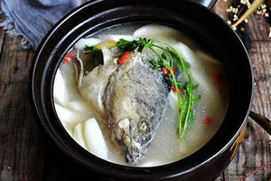 黄骨鱼汤可以放山药吗,炖鲫鱼汤可以放山药吗