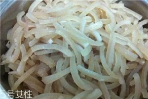 猪皮的食用方法,吃猪皮的好处和坏处 猪皮的食用方法,吃猪皮的好处和坏处