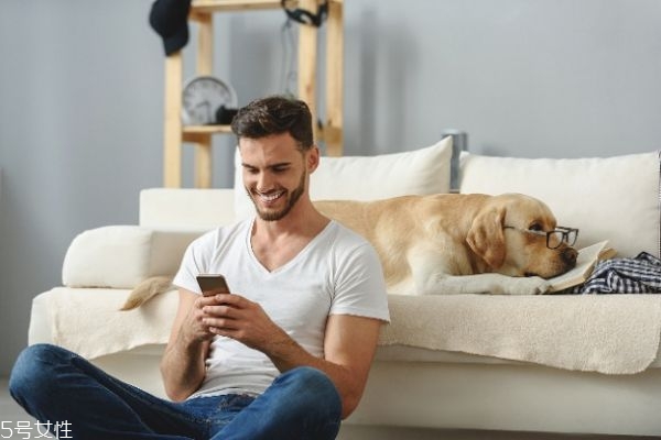 女生为什么不主动聊天,但是你找她她会跟你聊,女生不主动聊天的原因