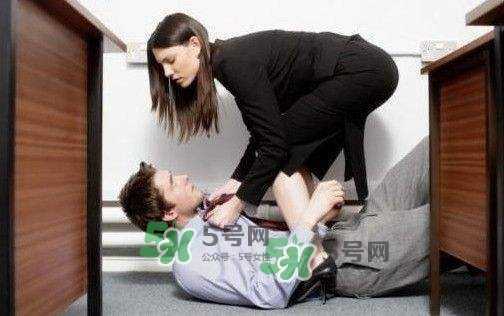 当遭受性骚扰时我们应该怎么办,女生遇到性骚扰后该怎么处理对方 当遭受性骚扰时我们应该怎么办,女生遇到性骚扰后该怎么处理对方