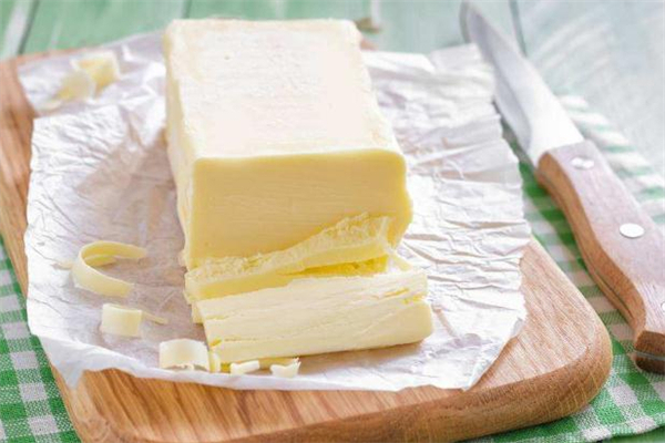 怎样打发奶油做蛋糕,黄油怎么打发成白色 怎样打发奶油做蛋糕,黄油怎么打发成白色