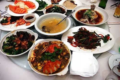 剩菜要放冰箱里吗,剩菜是放冰箱好还是放在外面好