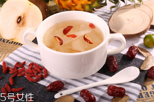 冰糖雪梨的梨子可以吃吗,冰糖雪梨可以吃吗