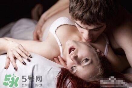 初次性行为过早是几岁,第一次发生性行为月经会提前吗