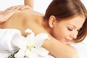 刮痧和拔罐哪个效果好,拔罐和刮痧哪个去火效果更好 刮痧和拔罐哪个效果好,拔罐和刮痧哪个去火效果更好