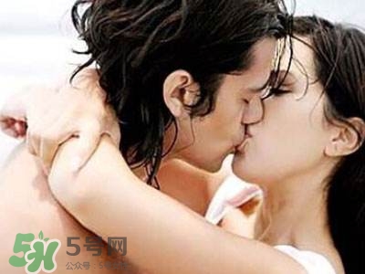 接吻的时候男生的手应该放在哪里,男生亲吻手指表示什么