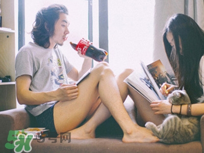 婚前同居对女性的伤害,怎么看待婚前同居婚前性行为