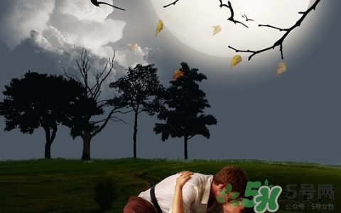 第一次接吻女生先伸舌头是咋回事儿,第一次亲亲可以伸舌头吗 第一次接吻女生先伸舌头是咋回事儿,第一次亲亲可以伸舌头吗