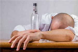 醉酒后吐了好还是不吐好,喝酒是吐好还是不吐好?