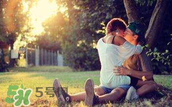 从接吻能看出男人爱你,男人跟你接吻时,怎么看出他爱你