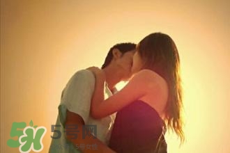 男生接吻时伸出了舌头说明什么,男人接吻用力吸舌头代表什么