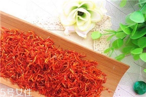 红花泡脚一次放多少合适,艾叶和红花泡脚有什么好处