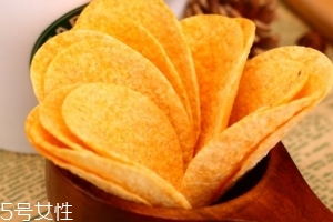 薯片掉到地上还能吃吗,零食掉在地上还能吃吗 薯片掉到地上还能吃吗,零食掉在地上还能吃吗