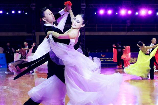 男女跳舞会不会产生感情,经常在一起跳舞的男女会发生什么