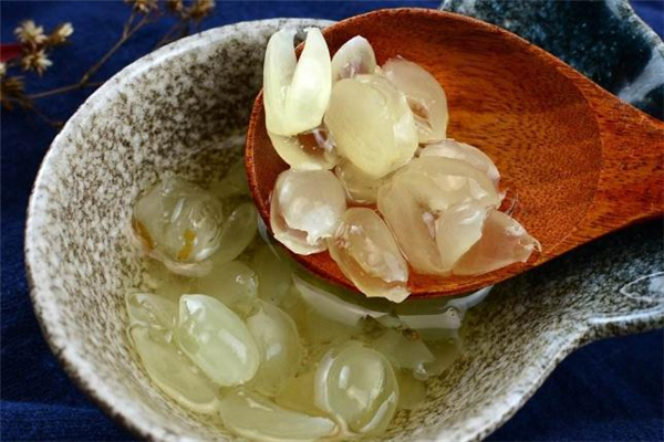 桃胶皂角米过期了还能吃吗,皂角米怎么吃