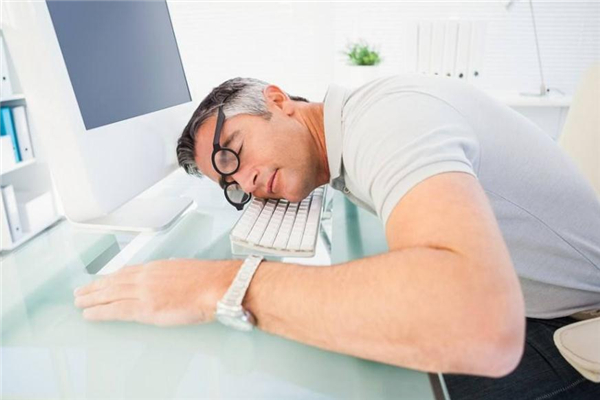 男性睡觉姿势怎样才正确,男性睡觉姿势 很娘