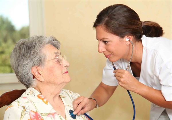 老人病危医生让回家,去看望生病的老人 老人病危医生让回家,去看望生病的老人