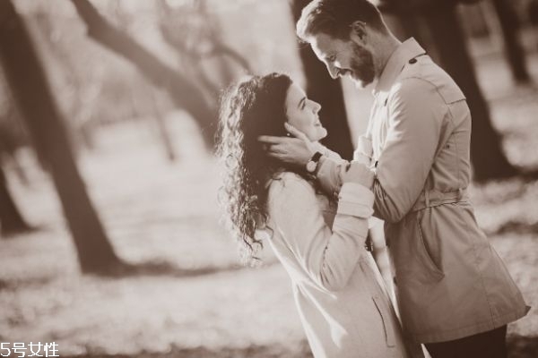 男人不主动联系但回复你什么意思但是热吻了一次,男人从不主动联系你但会回复你