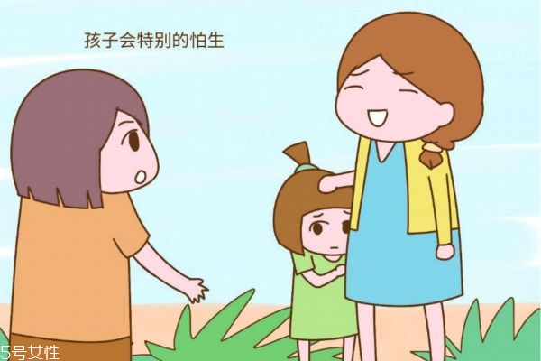 小孩怕生人怎么办,2岁宝宝怕生人怎么办