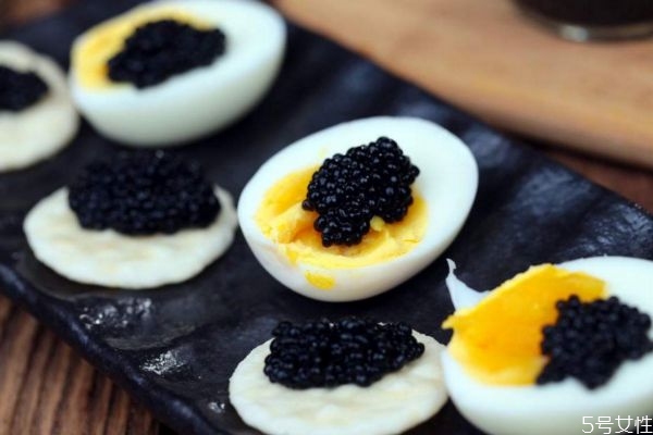 鱼子酱是什么味道的呢(鱼子酱到底是什么味道)