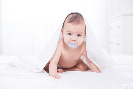 宝宝睡觉不盖脚好吗(宝宝睡觉不盖脚好吗)
