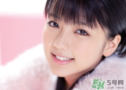 女生说自己丑,怎么回答,女孩子说自己丑怎么回答她