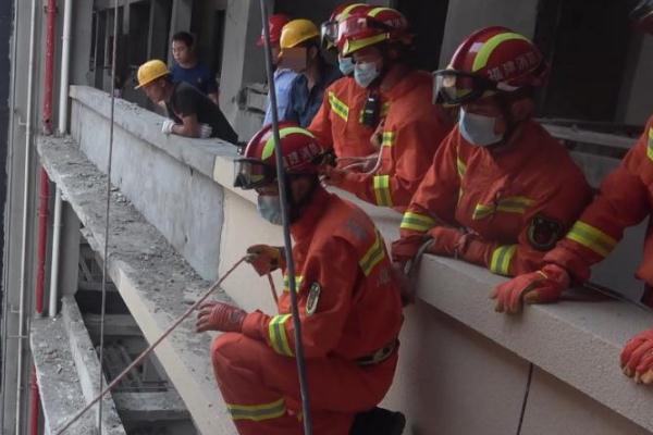 最新工地吊篮事故,工地吊篮坠落事故图片 最新工地吊篮事故,工地吊篮坠落事故图片