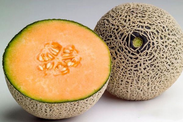 哈密瓜表面发霉了还能吃吗,哈密瓜外面好像有点发霉里面可以吃吗