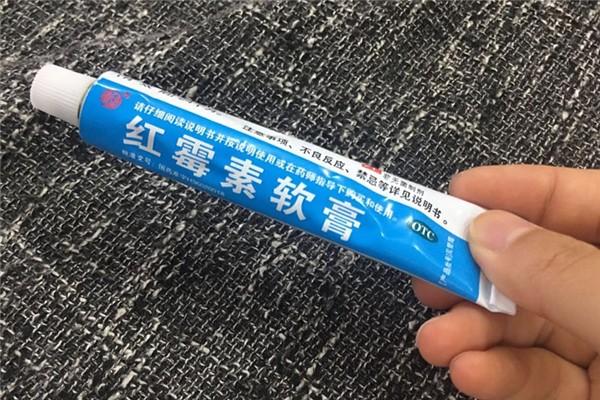 红霉素软膏是万能的吗,红霉素软膏万能神药