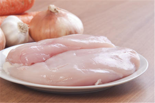 切开鸡肉有绿色荧光,鸡胸肉切开有淡绿色荧光能吃吗