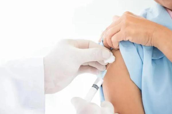 打新冠疫苗有什么不良反应会持续多久,打新冠疫苗有什么不良反应怎么办