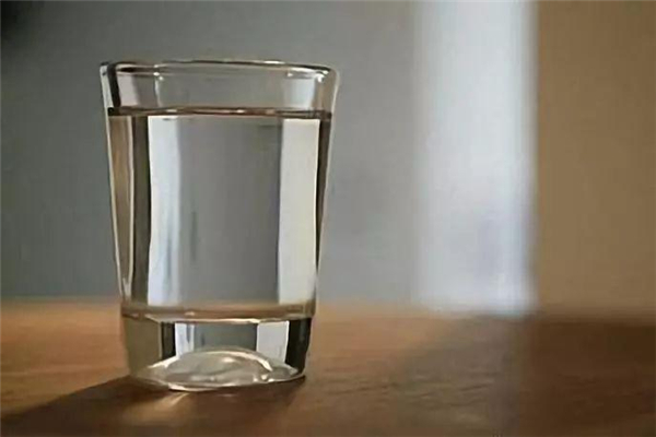 隔夜水能喝吗?揭秘真相,很多人都错了,隔夜水为啥不能喝