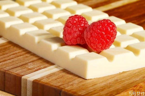 白巧克力的热量高吗,白巧克力热量高还是黑巧克力