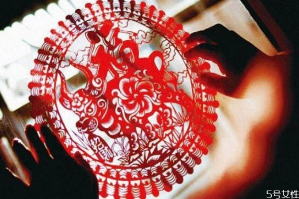 贴窗花是正面朝里还是朝外,窗花应该正面朝里还是朝外面 贴窗花是正面朝里还是朝外,窗花应该正面朝里还是朝外面