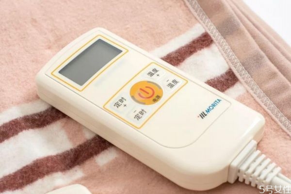 电热毯垫着不开有危害吗,电热毯不能一直开着吗