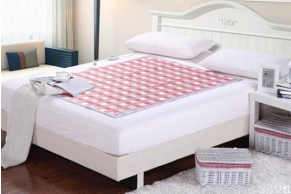 电热毯插电多久能热,电热毯插上电多久发热