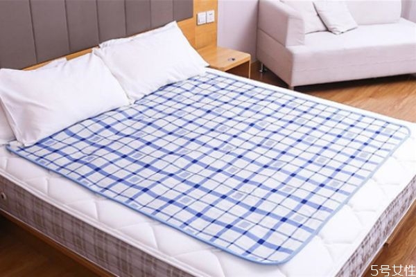 电热毯插着电能睡觉吗?,电热毯插电时候能直接睡在上面吗