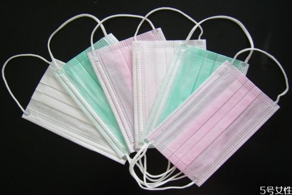 医用口罩颜色深浅有区别吗,医用口罩颜色深的在里面还是外面