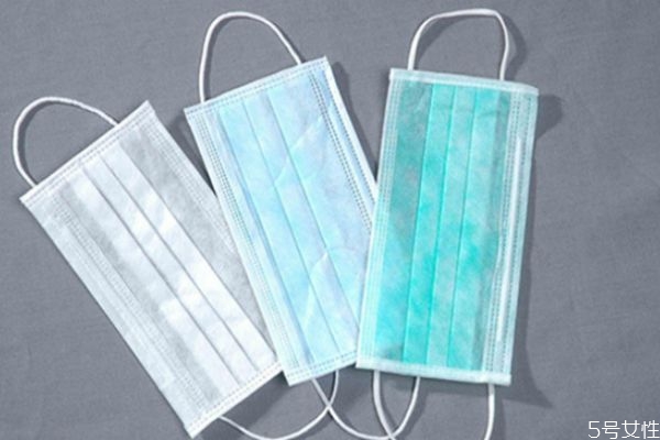 口罩颜色深的在外面吗?,口罩颜色深的在里面还是在外面?