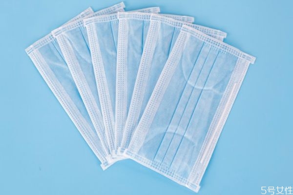 同坐一辆车戴口罩会感染吗多久有症状,坐一辆车戴口罩能感染吗