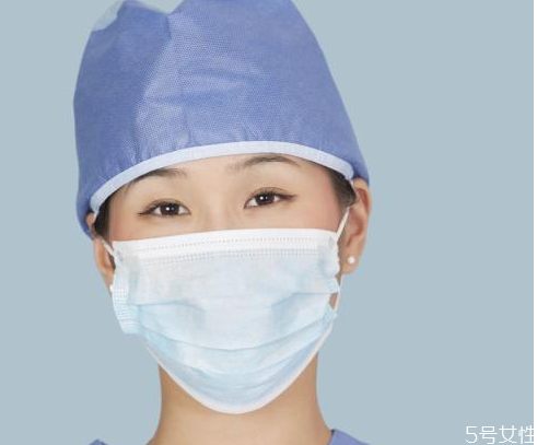 口罩太大怎么戴好看,口罩太大怎么戴两边怎么折