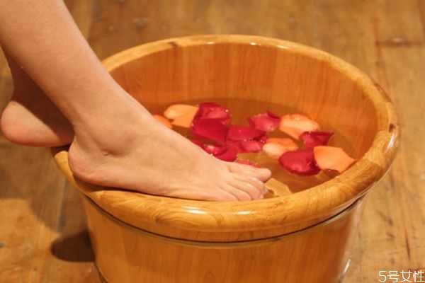 热水泡泡脚加什么去湿气,热水加什么泡脚去湿气