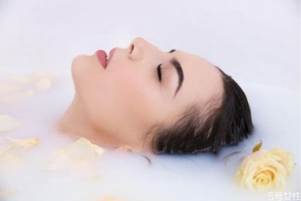 用什么泡澡对身体好,洗澡泡什么对身体好