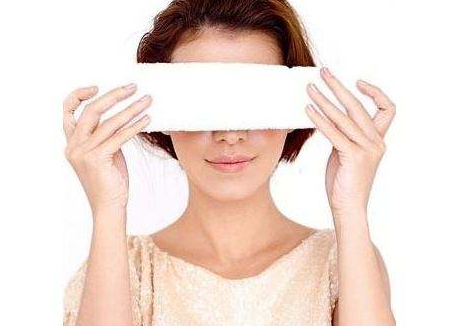 睡前喝水眼睛会肿吗?,睡觉前喝水眼睛会肿吗