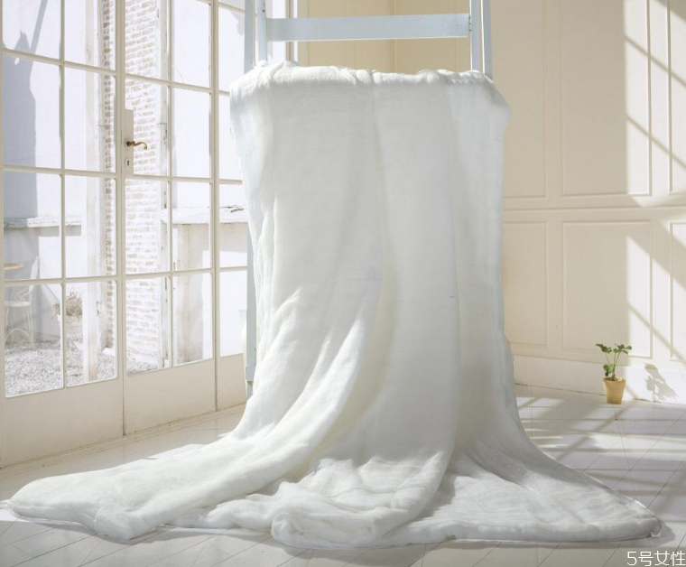 蚕丝被太阳暴晒后有补救方法吗,蚕丝被在太阳下晒了会怎么样 蚕丝被太阳暴晒后有补救方法吗,蚕丝被在太阳下晒了会怎么样