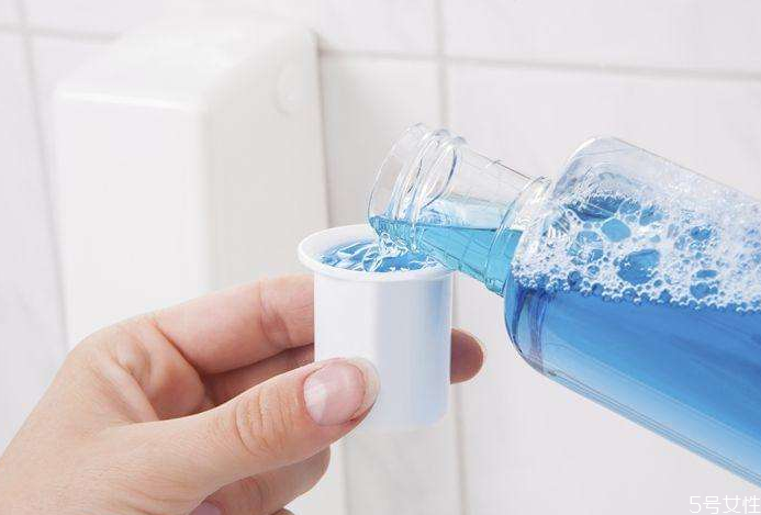 为什么漱口水会吐出黑色的东西,使用漱口水后吐出的黑色物是什么