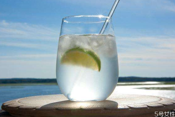 天然苏打水和矿泉水有什么区别,苏打水和矿泉水有什么区别?