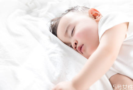 婴儿睡觉抽泣,婴儿睡着后抽泣是什么原因