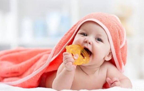 新生女宝宝下面有白色分泌物,新生女性婴儿下体有白色分泌物是怎么回事