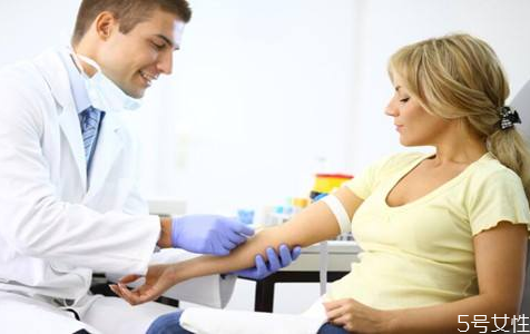 献血前应该喝盐水还是喝糖水,献血前喝糖水好还是盐水好